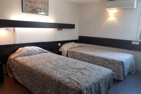 chambre double avec deux lits simples